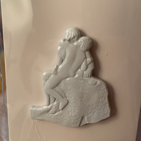 Lovers kissing pin - Picture 2 of 3